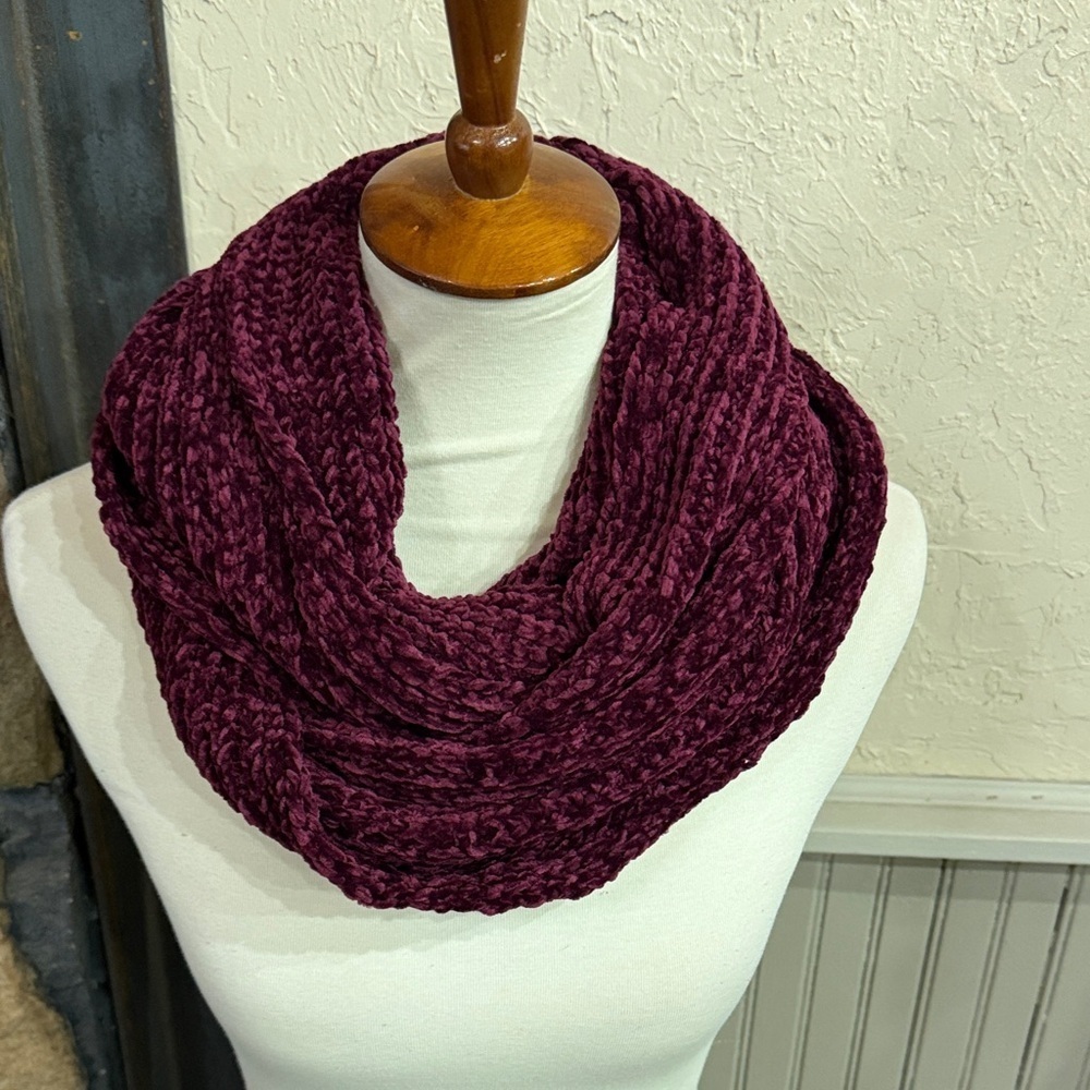 David and Young Deep Purple Knit Infinity Scarf